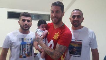 Sergio Ramos en Israel con el pequeño Ramos en brazos, el hijo del fallecido policía Haiel Sitawe, y dos de sus familiares.