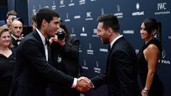 Carlos Alcaraz y Leo Messi se saludan al entrar en la gala.