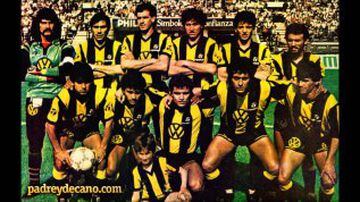 Peñarol tiene en sus vitrinas cinco Copas Libertadores (1960, 1961, 1966, 1982 y 1987). Esta imagen corresponde al equipo aurinegro que se consagró en 1987, cuando superó en la Final al América de Cali. En la edición actual, el conjunto uruguayo forma parte del grupo 4 junto con Atlético Nacional de Medellín, Sporting Cristal y el vencedor de la serie entre Huracán y Caracas.