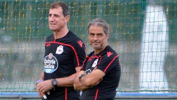 Natxo Gonz&aacute;lez junto a Bernardo Tapia, su segundo, en un entrenamiento del Deportivo.