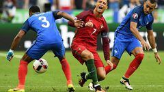 France&#039;s forward Dimitri Payet (R) looks on as Portugal&#039;s forward Cristiano Ronaldo falls  onto the pitch during the Euro 2016 final 