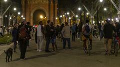 Varias personas reunidas en un ambiente festivo en el Arco del Triunfo a 7 de mayo de 2021, en Barcelona (Espa&ntilde;a). Unas 400 personas se han reunido la noche de este viernes en el Passeig de Llu&iacute;s Companys, sin mascarillas ni distancia de seg