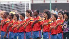 Jugadores de la Selección Colombia durante los himnos en un partido del Mundial de Italia 90.