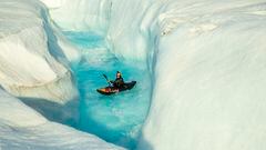 El kayakista Aniol Serrasolses navega por un río de hielo en el Océano Ártico.