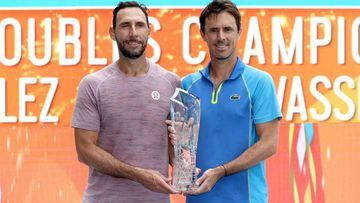 Sebastián Córdoba (derecha) y Edouard Roger Vasselin (izquierda), luego de ganar el torneo dobles masculino en el Miami Open 2023.