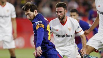 Lionel Messi dispara ante la mirada de Miguel Lay&uacute;n 