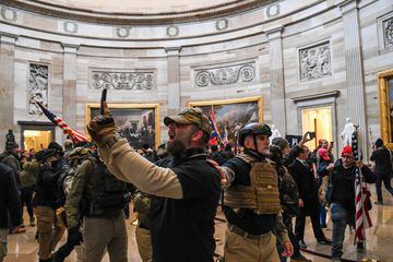 Los manifestantes pro-Trump irrumpieron en el Capitolio tras derribar 4 capas de vallas de seguridad, mostrando su inconformidad con los resultados de las elecciones presidenciales del 2020, mismas en las que el demócrata, Joe Biden, le quitó la reelección a Donald Trump, resultando el 46º Presidente electo de los Estados Unidos. 
