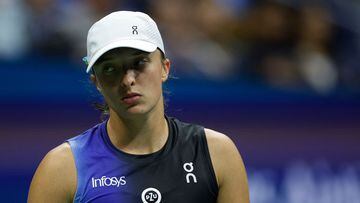 La tenista polaca Iga Swiatek se lamenta durante su partido ante Jelena Ostapenko en el US Open 2023.