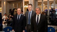 Los presidentes del Real Madrid y del Barcelona junto al CEO de la Superliga, Berd Reichart