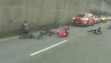 Accidente en el Giro: No se percató y tumbo a Alberto Bettiol 