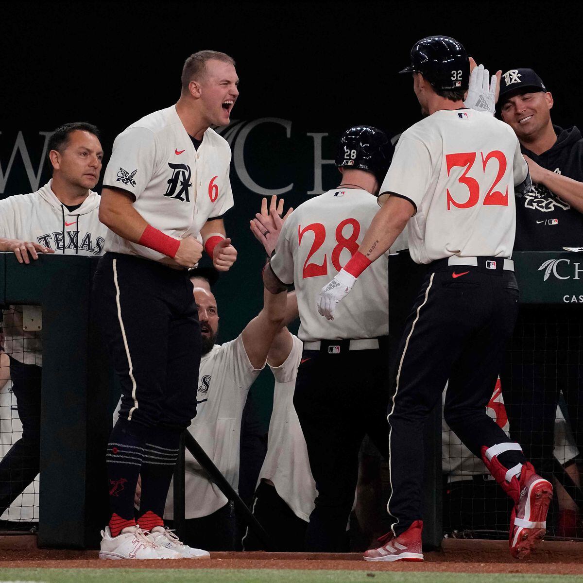 Rangers infielder catches grounder with jersey