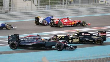 Fernando Alonso con el McLaren y Pastor Maldonado con el Lotus en el GP de Abu Dhabi 2015.