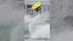 La surfista Erin Brooks tirando un Flip en la piscina de olas artificiales para el surf de Waco (Texas, Estados Unidos). 