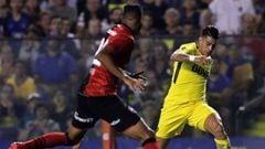 Boca Juniors&#039; forward Cristian Pavon (R) vies for the ball with Newell&#039;s Old Boys&#039; defender Jose San Roman (bottom) during their Argentina First Division Superliga football match at La Bombonera stadium, in Buenos Aires on April 22, 2018. / AFP PHOTO / ALEJANDRO PAGNI