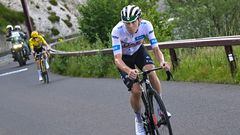 Tadej Pogacar, maillot blanco, castiga a Jonas Vingegaard, maillot amarillo, en las duras rampas finales del Puy de Dôme, meta de la novena etapa del Tour de Francia 2023.