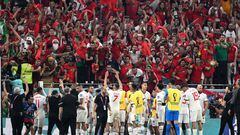 Los jugadores de Marruecos celebraron así el pase junto a sus aficionados.