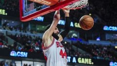 THM16. Chicago (United States), 13/11/2016.- Chicago Bulls&#039; forward Nikola Mirotic (R) of Montenegro dunks the ball into the basket in front of Washington Wizards&#039; guard Tomas Satoransky (L) of the Czech Republic in the second half of the NBA game between the Washington Wizards and the Chicago Bulls at the United Center in Chicago, Illinois, USA, 12 November 2016. (Baloncesto, Estados Unidos) EFE/EPA/TANNEN MAURY