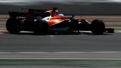 Fernando Alonso con el McLaren en Barcelona.
