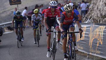 Vincenzo Nibali y Alberto Contador ruedan durante la subida a la Sierra de la Pandera en la Vuelta a Espa&ntilde;a 2017.