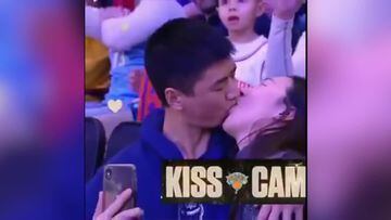La mejor Kiss Cam y ellos ni se enteraron: El niño está atónito