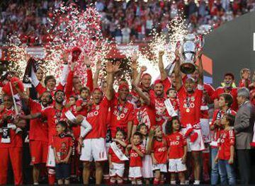 Benfica se coronó campeón de la liga portuguesa y celebró en Lisboa.