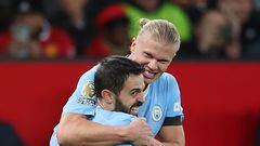 Manchester (United Kingdom), 29/10/2023.- Erling Haaland (R) of Manchester City celebrates with teammate Bernardo Silva after scoring the 2-0 lead during the English Premier League match between Manchester United and Manchester City in Manchester, Britain, 29 October 2023. (Reino Unido) EFE/EPA/ADAM VAUGHAN
