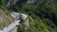 El pelot&oacute;n rueda camino de Alpe d&acute;Huez en el Tour de Francia 2015.