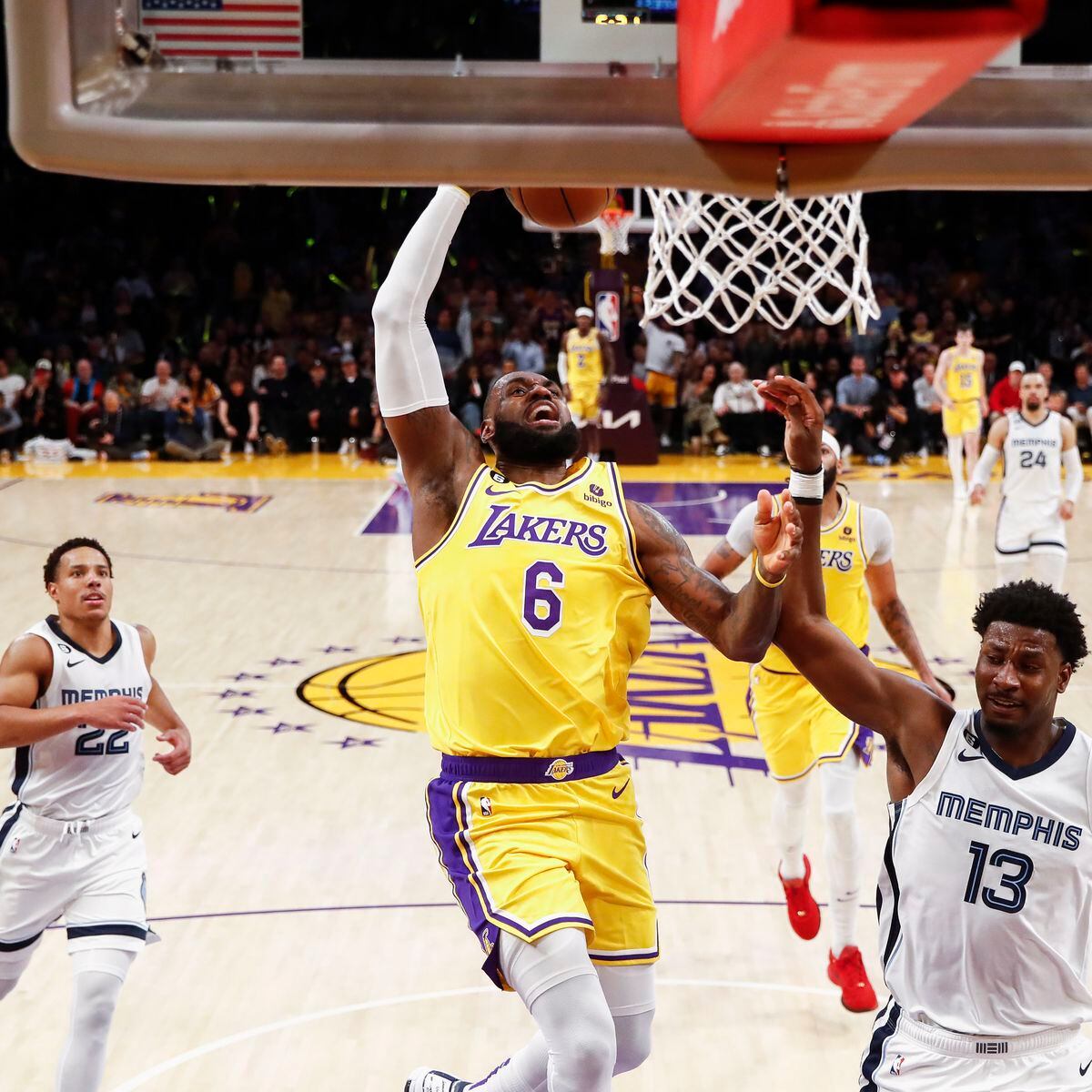 La propietaria de los Lakers se compromete a retirar la camiseta