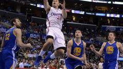 Blake Griffin (2-i) de Los &Aacute;ngeles Clippers intenta un lanzamiento ante Andrew Bogut (i) de Golden State Warriors.
