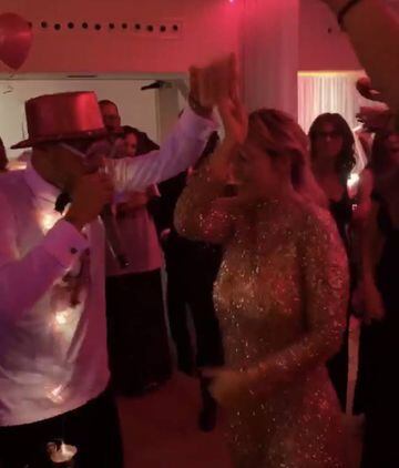 Wanda Nara y Mauro Icardi bailando durante la fiesta.