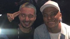 J Balvin, reggaetonero colombiano con Kylian Mbapp&eacute;, futbolista franc&eacute;s. 