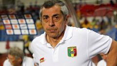 FILE PHOTO: Mali national football team&#039;s French coach Alain Giresse arrives before their final African Cup of Nations Group D soccer match against Botswana at the Stade De L&#039;Amitie Stadium in Libreville February 1, 2012. REUTERS/Thomas Mukoya/F