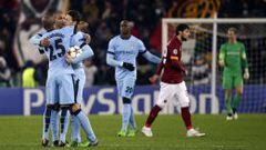 Los jugadores del City celebran uno de los goles al Roma.