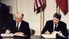 Se ha confirmado la muerte de Mijaíl Gorbachov. Así fue la reunión en la que acordó con Ronald Reagan pausar la Guerra Fría ante una invasión alienígena.