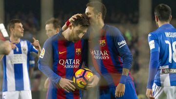 Messi, besado por Neymar.