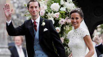Pippa Middleton y James Matthews a la salida de la iglesia en la que se han casado.