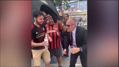 Presidente de Atlanta United comparte un trago con aficionados afuera del estadio