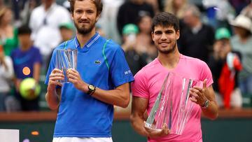 Indian Wells (United States), 19/03/2023.- Carlos Alcaraz of Spain (R) and Daniil Medvedev of Russia (L) hold their trophies following the men's finals of the BNP Paribas Open tennis tournament at the Indian Wells Tennis Garden in Indian Wells, California, USA, 19 March 2023. (Tenis, Abierto, Rusia, España, Estados Unidos) EFE/EPA/JOHN G. MABANGLO

