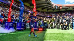 Paris Saint-Germain&#039;s Brazilian forward Neymar gestures as his arrives during his presentation to the fans at the Parc des Princes stadium in Paris on August 5, 2017.  Brazil superstar Neymar will watch from the stands as Paris Saint-Germain open th
