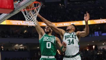 Jayson Tatum y Giannis Antetokounmpo en juego de playoffs entre Celtics y Bucks