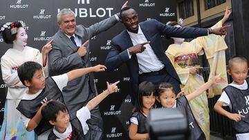 Usain Bolt hace su gesto t&iacute;pico del rayo junto a unos ni&ntilde;os durante un acto de la marca de relojes HUBLOT en Kyoto, Jap&oacute;n.