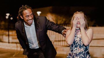 Una estrella de la NFL acompaña al baile a una niña que perdió a su padre y su abuelo en tres semanas