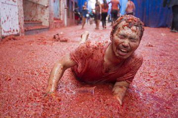 A reveller covered in tomato pulp takes part in the annual "Tomatina" festival in the eastern town of Bunol, on August 30, 2017.
The iconic fiesta -- which celebrates its 72nd anniversary and is billed at "the world's biggest food fight" -- has become a major draw for foreigners, in particular from Britain, Japan and the United States. / AFP PHOTO / JAIME REINA