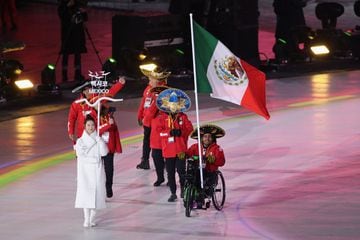 El abanderado mexicano sale acompañado de sus entrenadores y federativos durante la ceremonia de inauguración .
