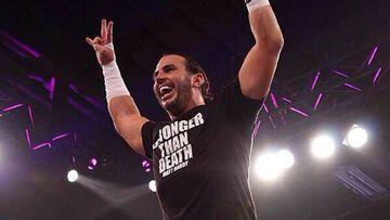 Matt Hardy celebra la victoria en un espect&aacute;culo de la WWE.