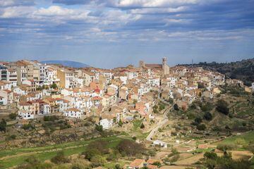 En el límite con la provincia de Teruel, en un altiplano que destaca entre un entorno muy accidentado, se encuentra Vilafranca. Se trata de un municipio próspero que ha sabido compaginar la modernidad con las tradiciones, que mira al futuro y que ha logra