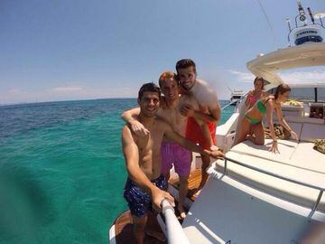 Nacho confiesa que es un hombre muy familiar y amigo de sus amigos. En la foto, disfruta de las vacaciones junto a su hermano Álex y su amigo Álvaro Morata. 