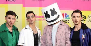 Así fue la alfombra roja de los Billboard Music Awards 2021: The Weeknd, Jonas Brothers y más