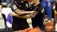 <b>LA CELEBRACIÓN. </b>Fernandes y Villa se abrazan tras el gol del jugador portugués.