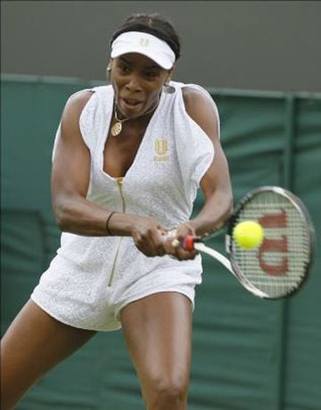 Wimbledon obliga a los tenistas a vestir de blanco y así Venus Williams decidió innovar desde otro punto de vista, con un diseño extravagante. Las críticas de moda no fueron las mejores...